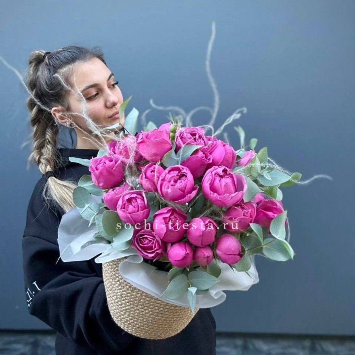 Пионовидные розы  в джутовом кашпо  в Шри-Ланке